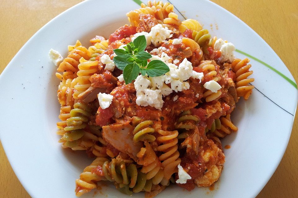 Nudeln mit Tomaten-Feta-Thunfischsoße