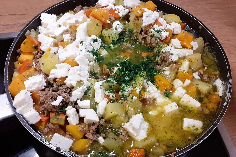 Kürbis-Kartoffelpfanne mit Hackfleisch und Feta