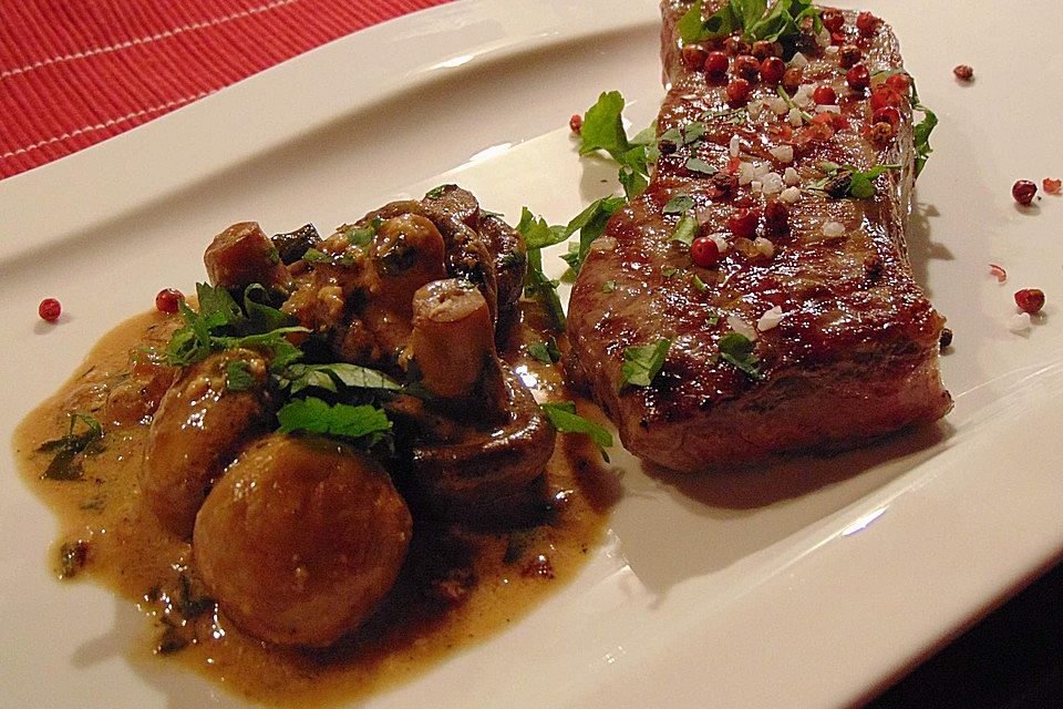 Beefsteak an Petersilien-Rahm-Champignons