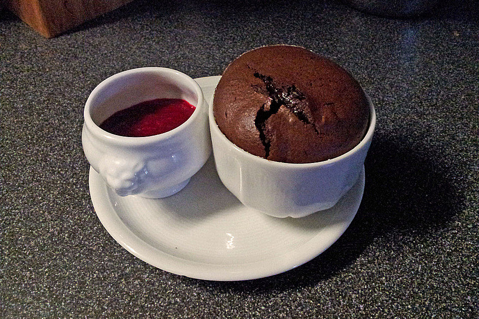 Schokosoufflé auf Himbeerspiegel