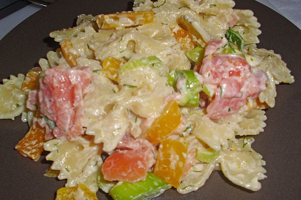 Nudelsalat mit Lachs und Dill