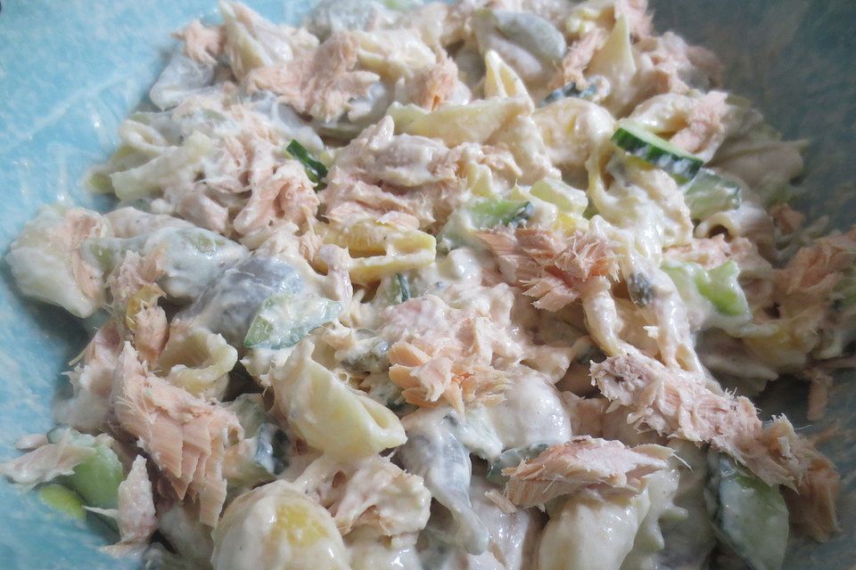 Nudelsalat mit Lachs und Dill