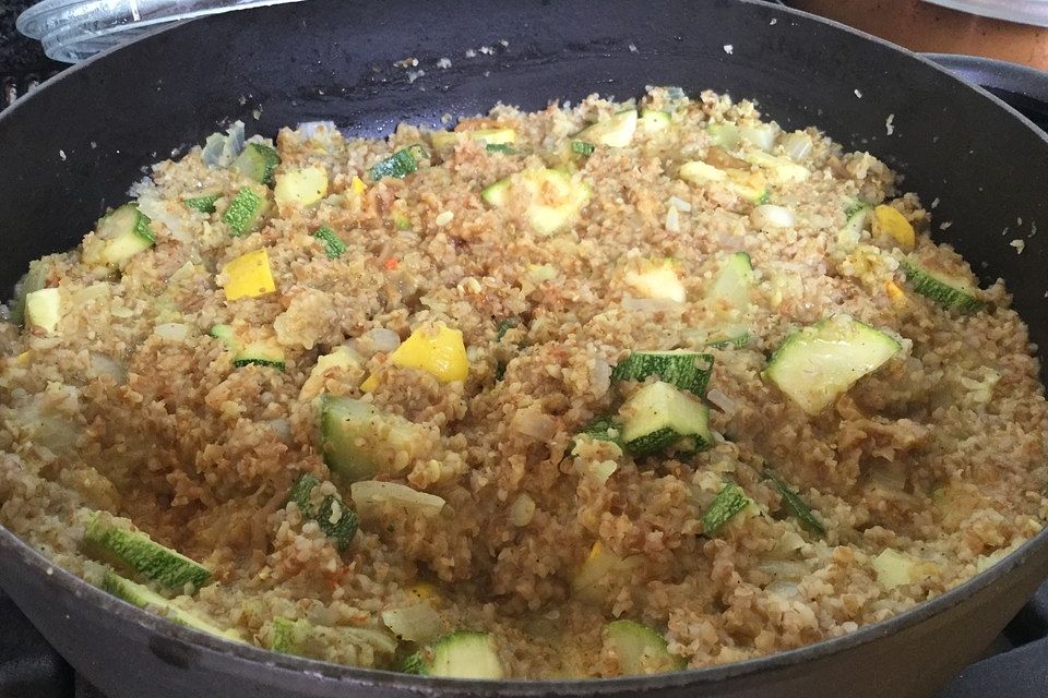 Orientalische Zucchini-Zwiebel-Pfanne mit Bulgur