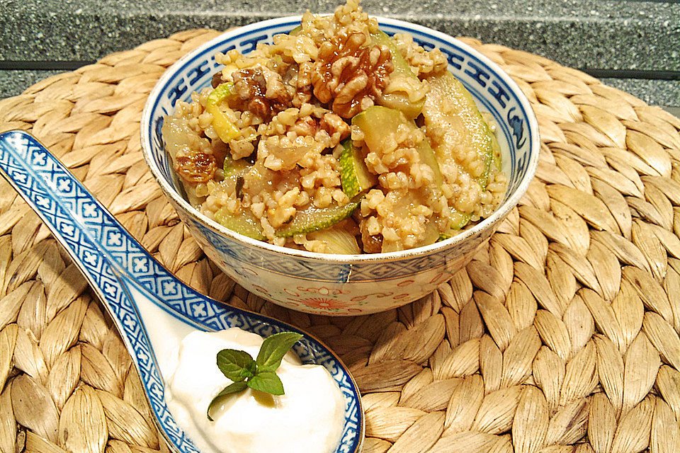 Orientalische Zucchini-Zwiebel-Pfanne mit Bulgur