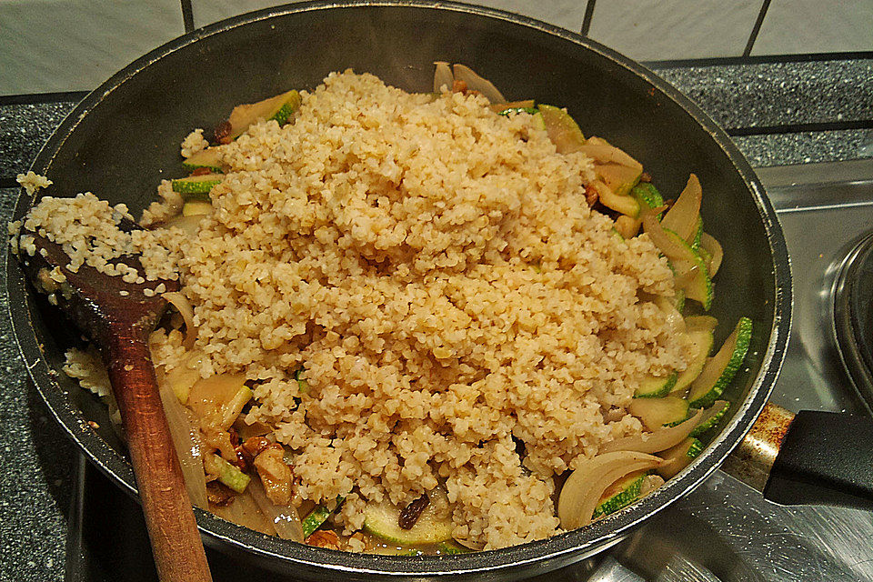 Orientalische Zucchini-Zwiebel-Pfanne mit Bulgur