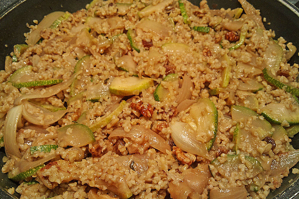 Orientalische Zucchini-Zwiebel-Pfanne mit Bulgur