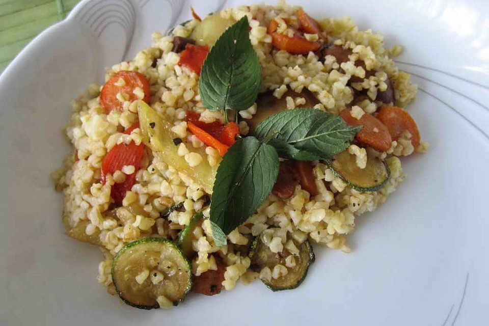 Orientalische Zucchini-Zwiebel-Pfanne mit Bulgur