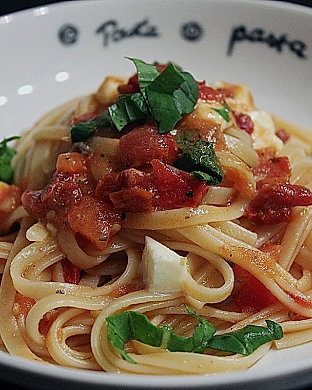 Spaghettini mit Tomatenpesto, Rucola und Mozzarella