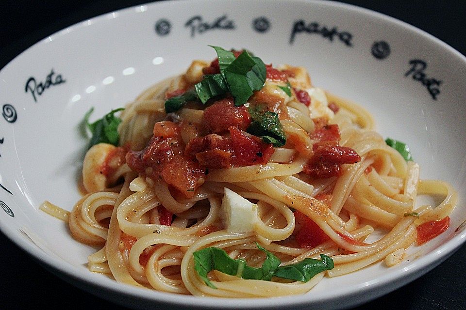 Spaghettini mit Tomatenpesto, Rucola und Mozzarella