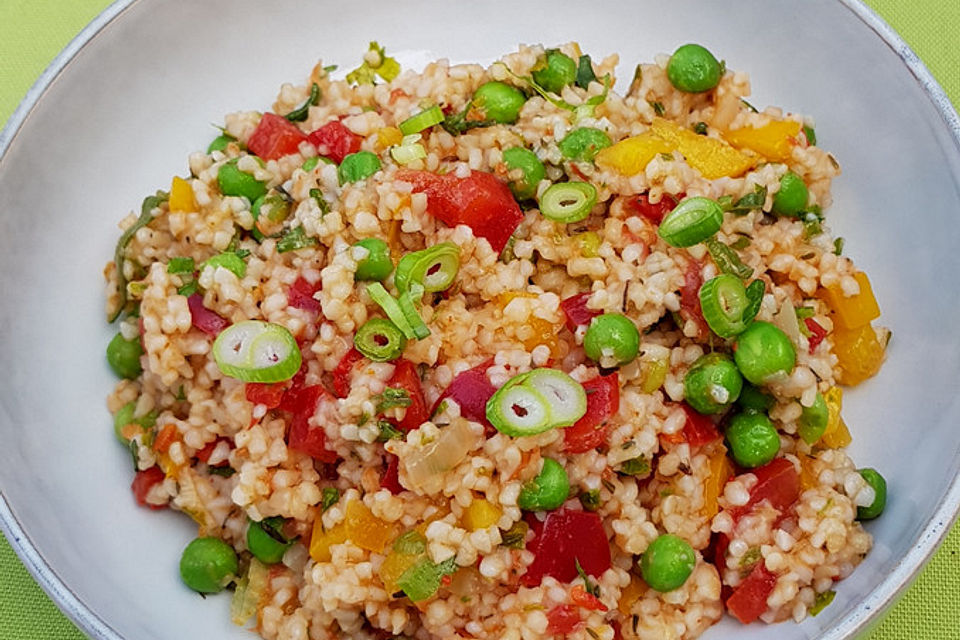 Bulgursalat mit Paprika und Erbsen