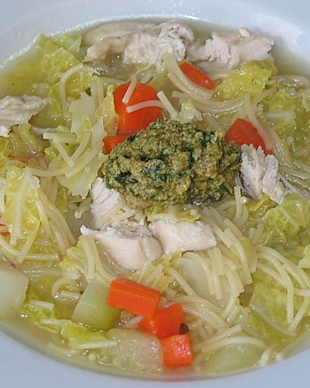 Hühner-Nudel-Gemüse-Suppe mit Pesto