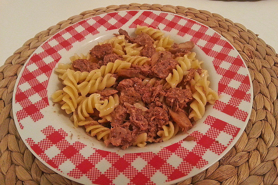 Nudeln mit Rindfleisch-Champignon Sauce