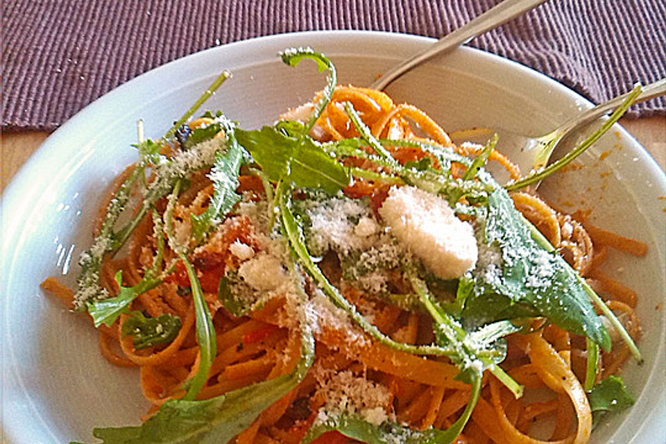 Pasta mit Cherrytomaten, Rucola und gerösteten Kernen