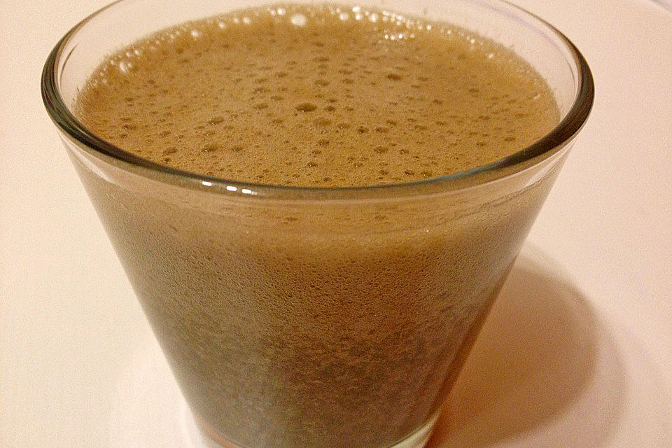 Lieblings-Frühstücks-Smoothie mit Salat, Zwetschge, Banane und Kakao