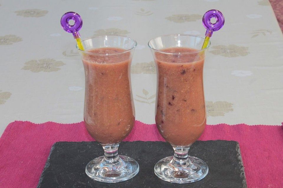 Lieblings-Frühstücks-Smoothie mit Salat, Zwetschge, Banane und Kakao