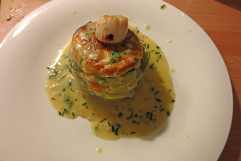 Millefeuille von Gemüse mit Jakobsmuscheln und Sauce Bercy