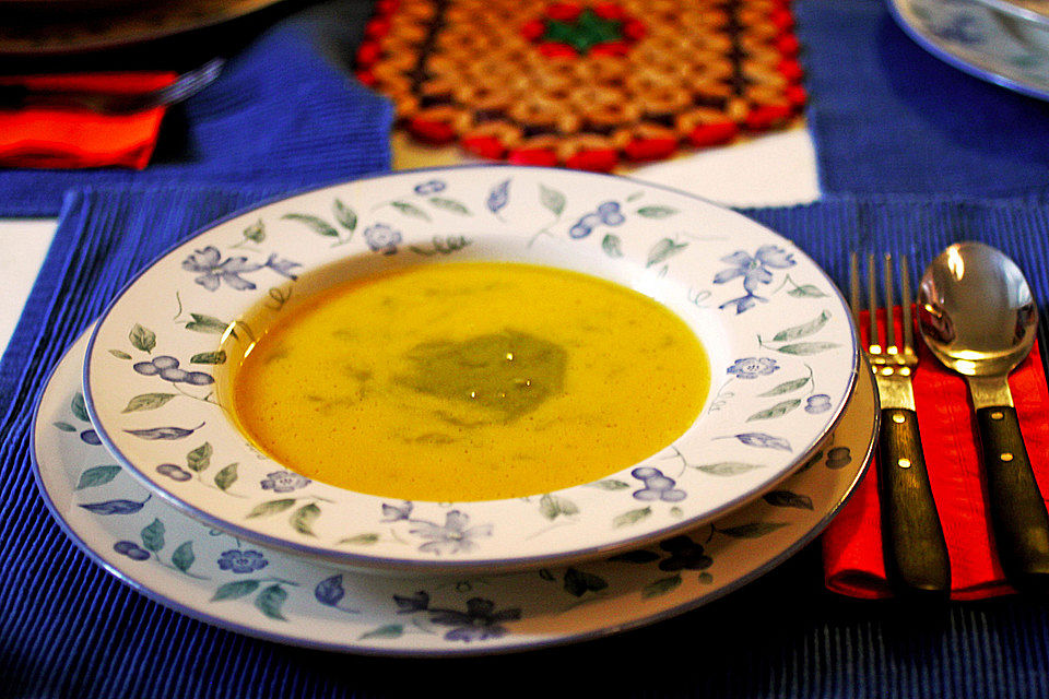 Kürbis-Kokos-Suppe mit Erbsenpüree