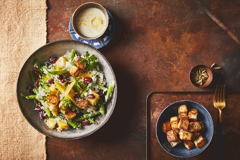 Ayurvedischer lauwarmer Reis-Bohnen-Salat mit gebackenem Käse