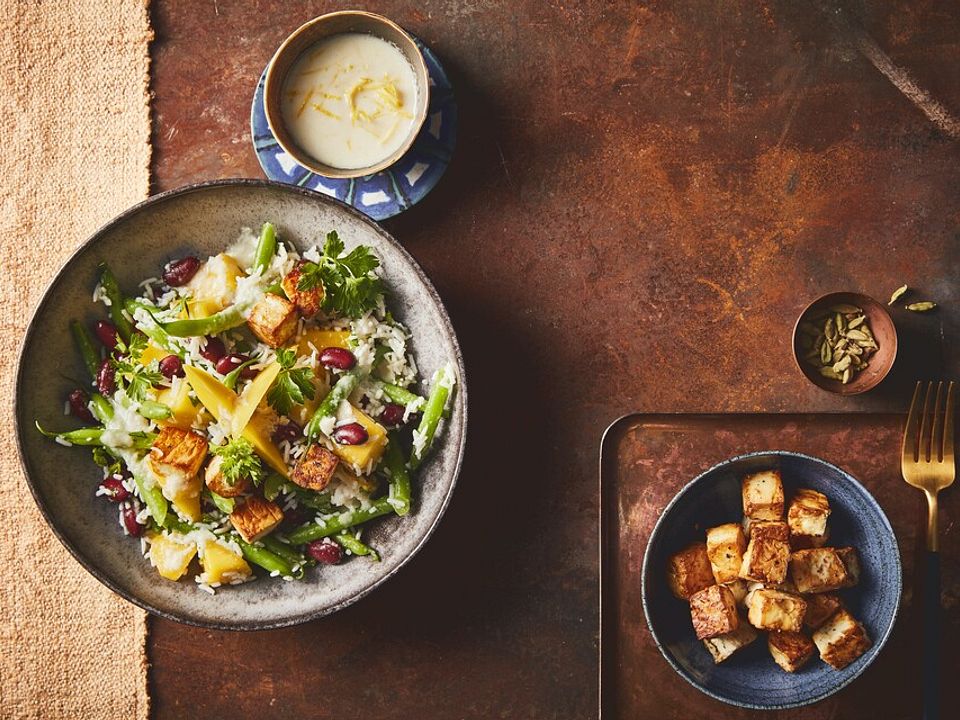 Ayurvedischer lauwarmer Reis-Bohnen-Salat mit gebackenem Käse von ...