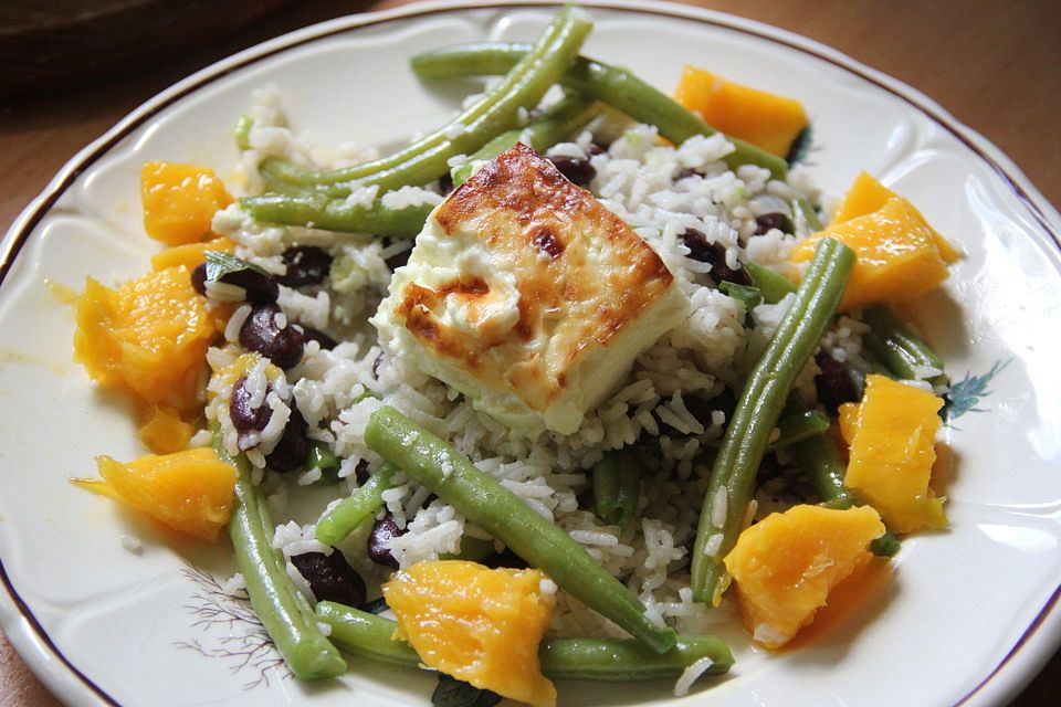 Ayurvedischer lauwarmer Reis-Bohnen-Salat mit gebackenem Käse