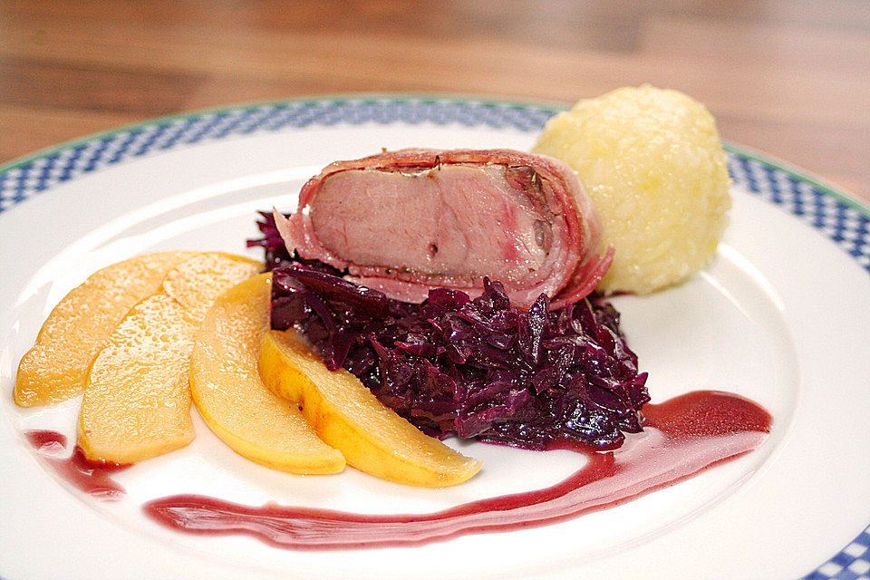 Wildschweinrücken im Speckmantel mit karamellisierten Quitten und Rotwein-Holunder-Sauce