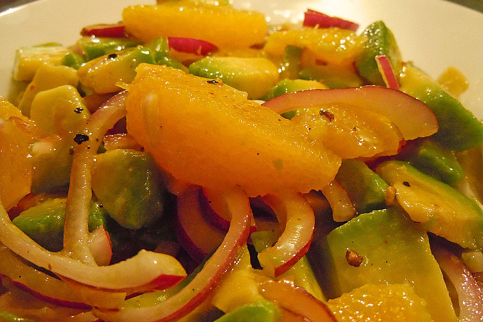 Orangen-Avocado-Zwiebelsalat