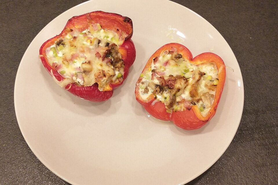 Überbackene Paprikaschiffchen mit cremiger Schinken-Käse-Füllung