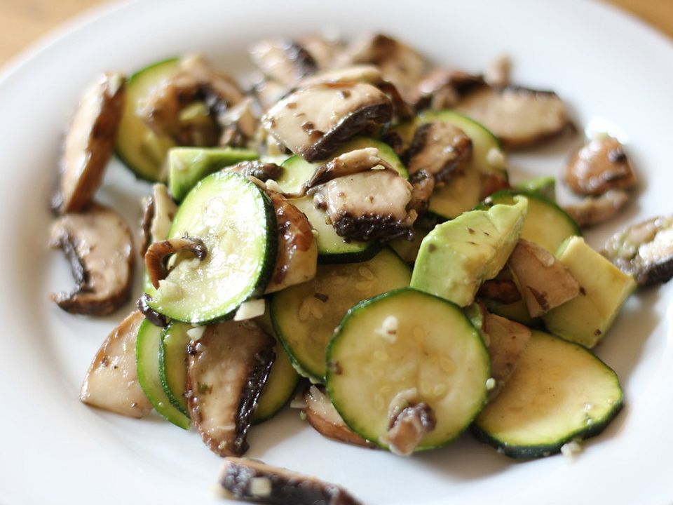 Geknofelter Zucchini-Champignon-Salat von binis| Chefkoch