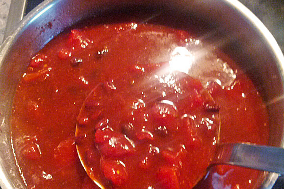 Mexikanische Tomatensuppe mit schwarzen Bohnen