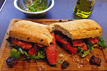 Steak und Rucola auf Ciabatta