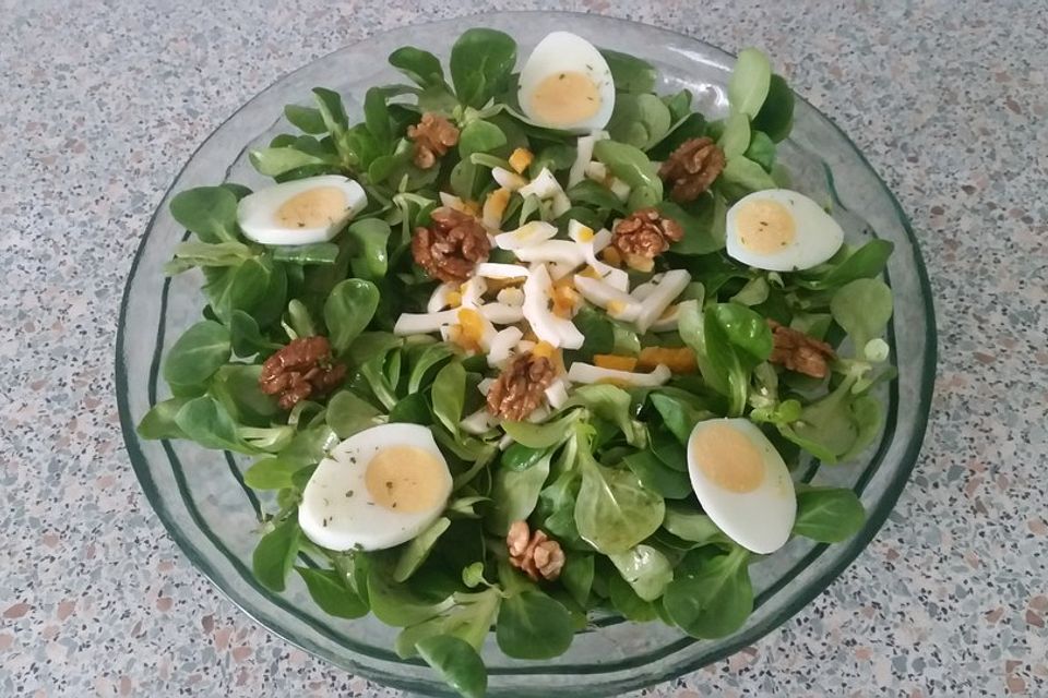 Feldsalat mit Ei und Walnüssen