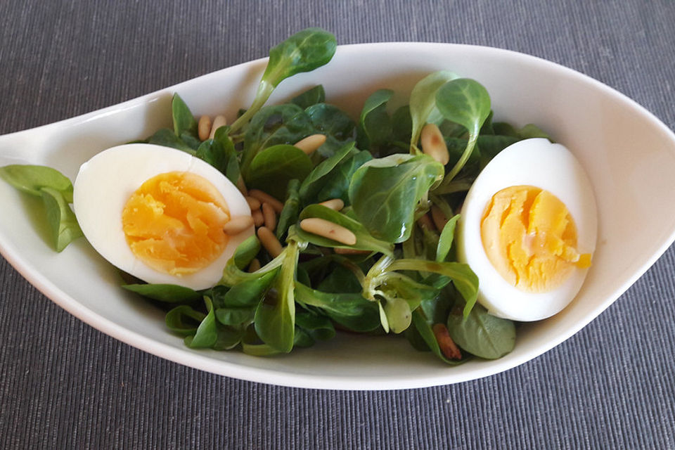 Feldsalat mit Ei und Walnüssen