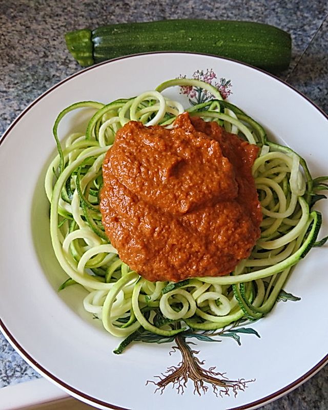 Rohkost Zucchini-Spaghetti mit rotem Pesto
