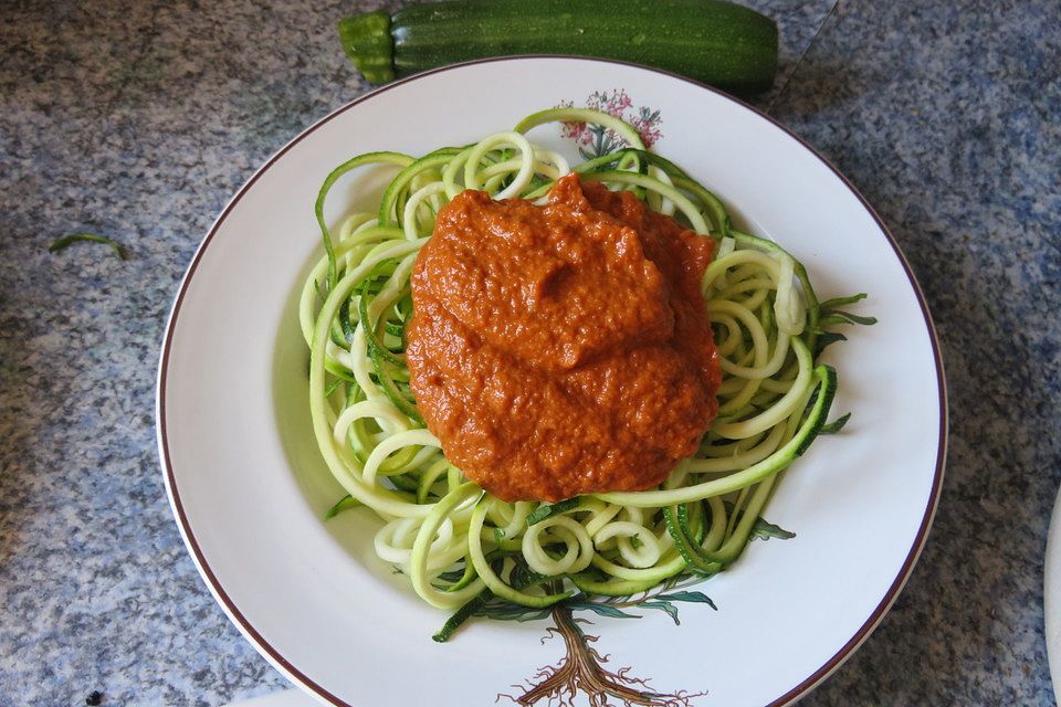 Rohkost Zucchini-Spaghetti mit rotem Pesto