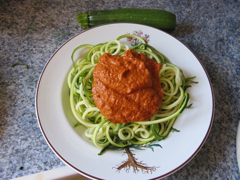 Rohkost Zucchini-Spaghetti mit rotem Pesto von binis| Chefkoch