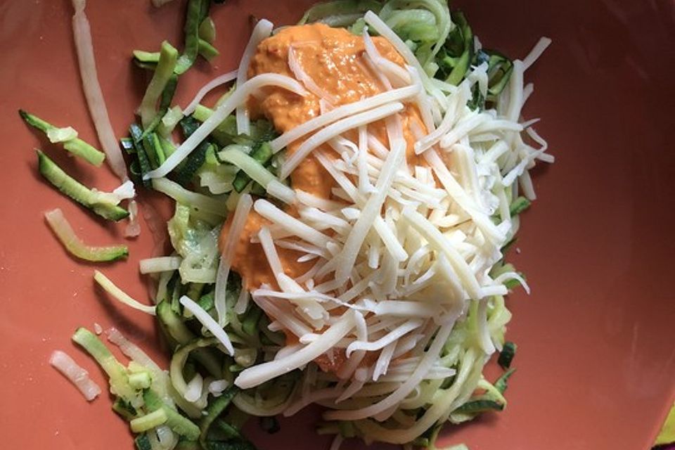 Rohkost Zucchini-Spaghetti mit rotem Pesto