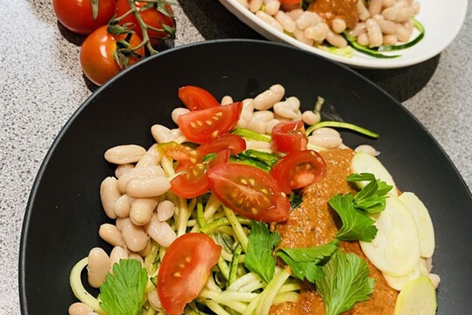 Rohkost Zucchini-Spaghetti mit rotem Pesto