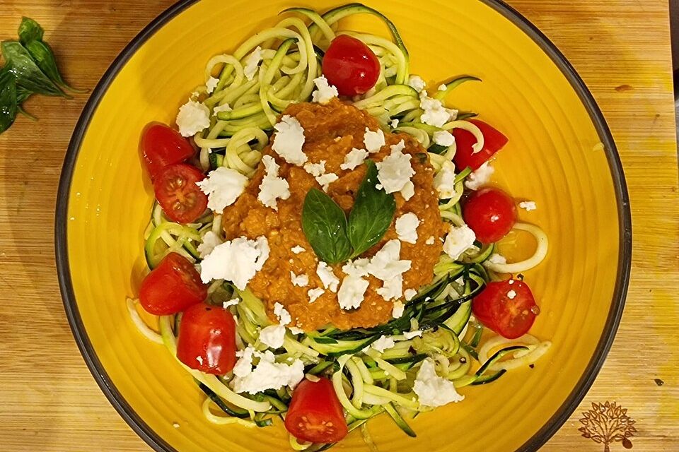 Rohkost Zucchini-Spaghetti mit rotem Pesto