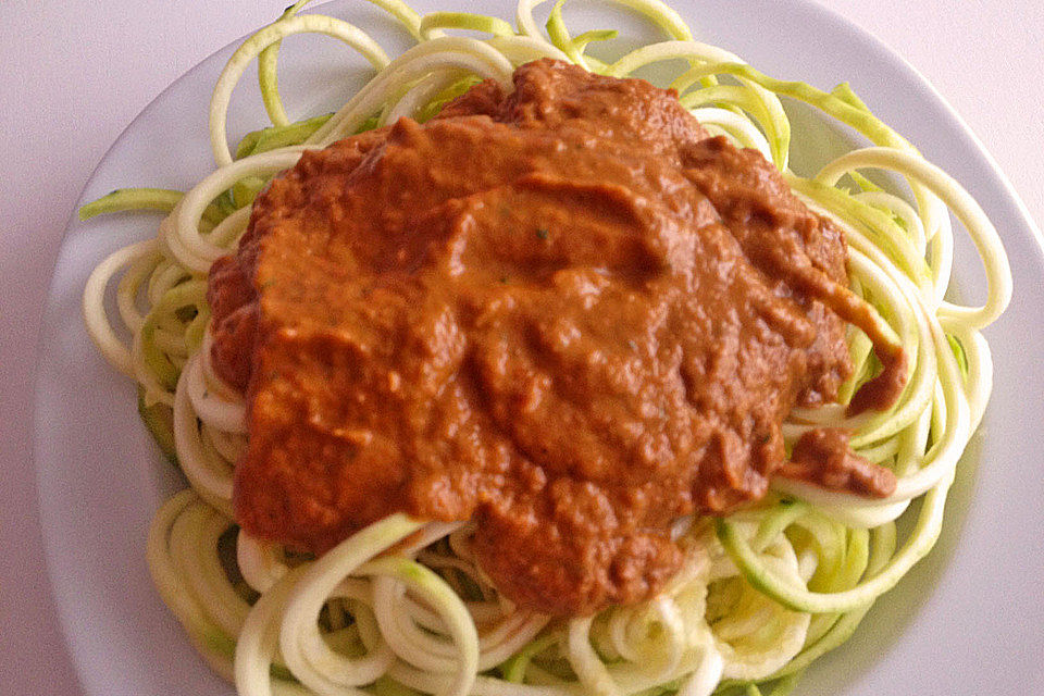 Rohkost Zucchini-Spaghetti mit rotem Pesto