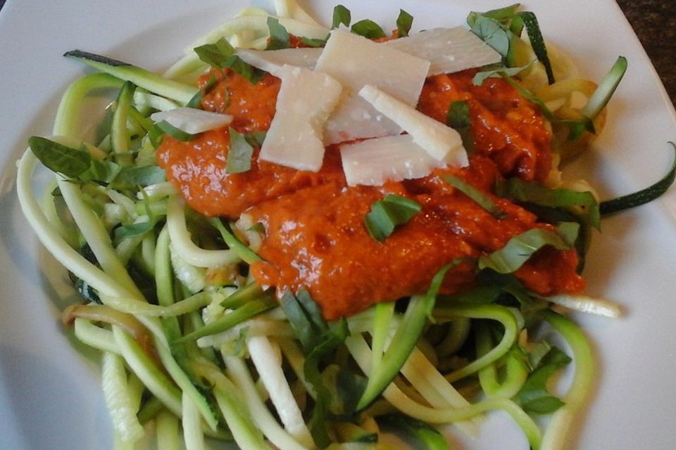 Rohkost Zucchini-Spaghetti mit rotem Pesto