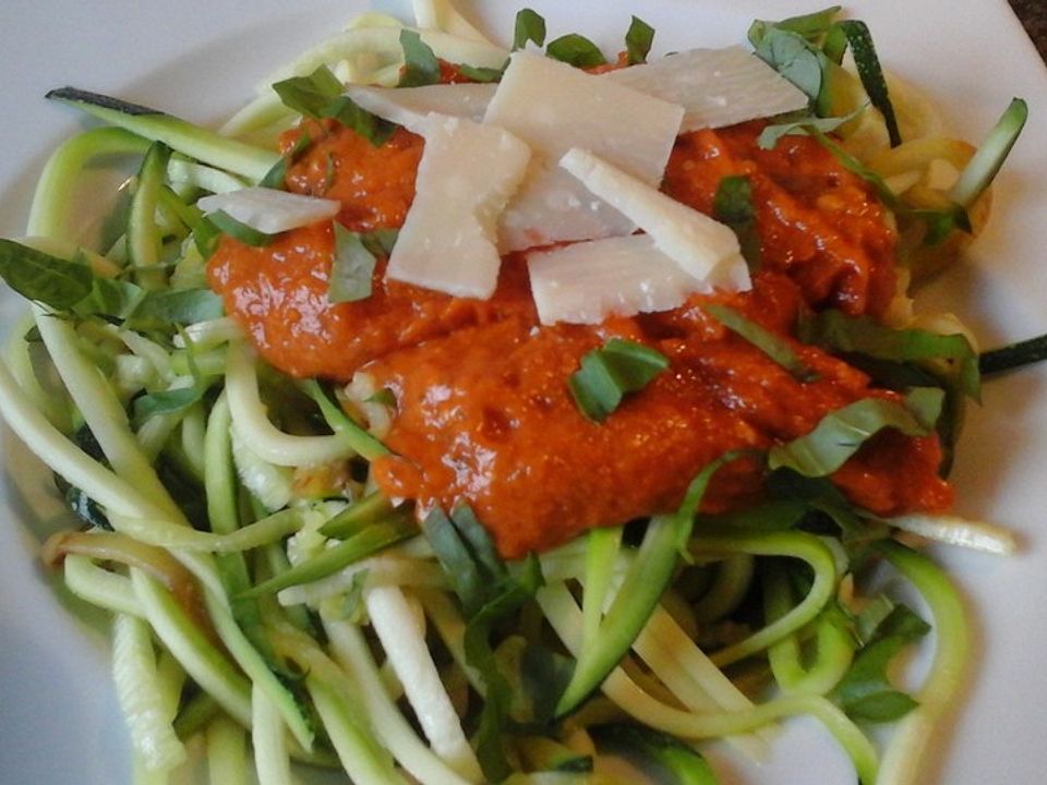 Rohkost Zucchini-Spaghetti mit rotem Pesto von binis | Chefkoch