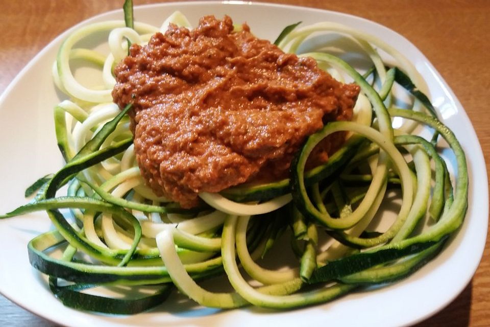 Rohkost Zucchini-Spaghetti mit rotem Pesto