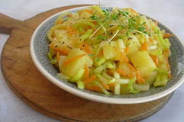 Kartoffelsalat mit Lauch und Karotten