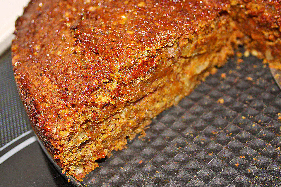 Herbstlich-würziger Möhrenkuchen mit Walnüssen und Vollkornmehl