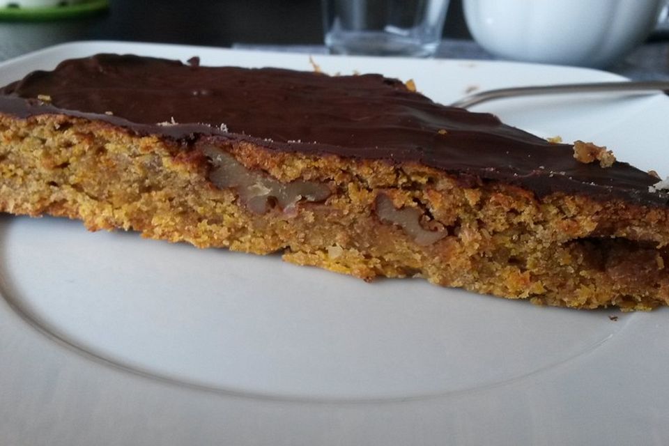 Herbstlich-würziger Möhrenkuchen mit Walnüssen und Vollkornmehl