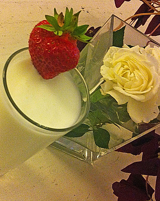 Süßer Ayran Shake mit Rosenwasser
