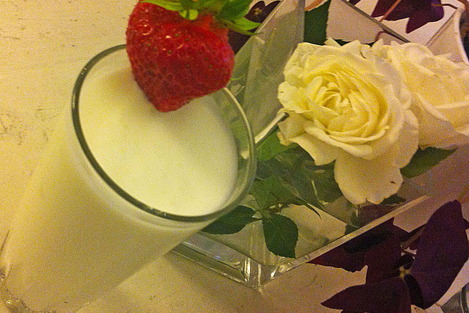 Süßer Ayran Shake mit Rosenwasser