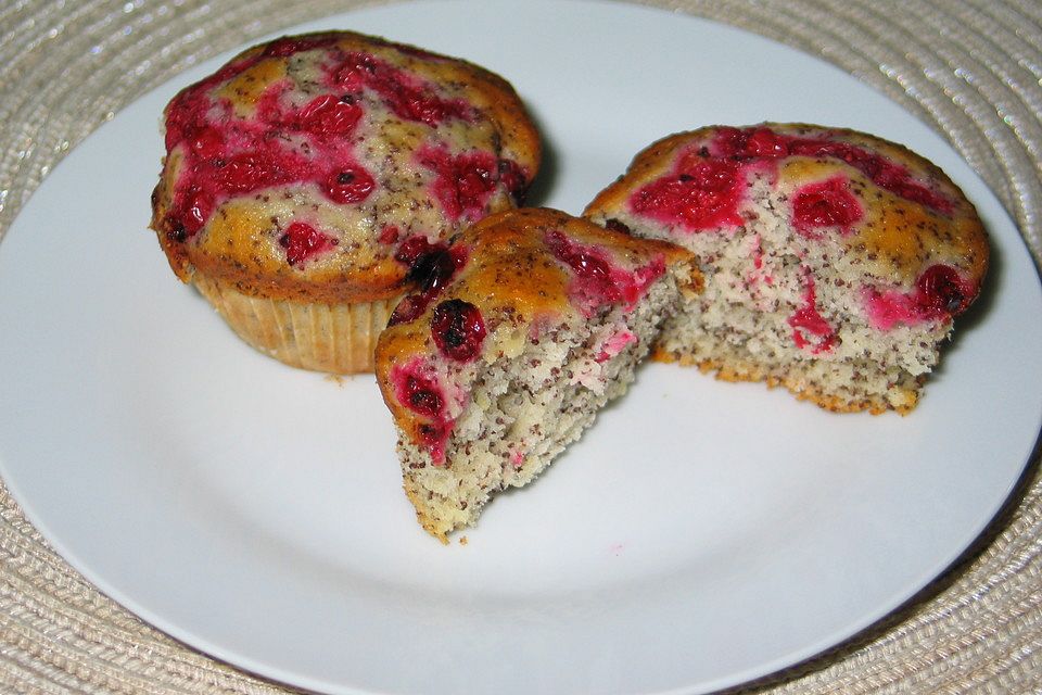 Mohn-Muffins mit Johannisbeeren