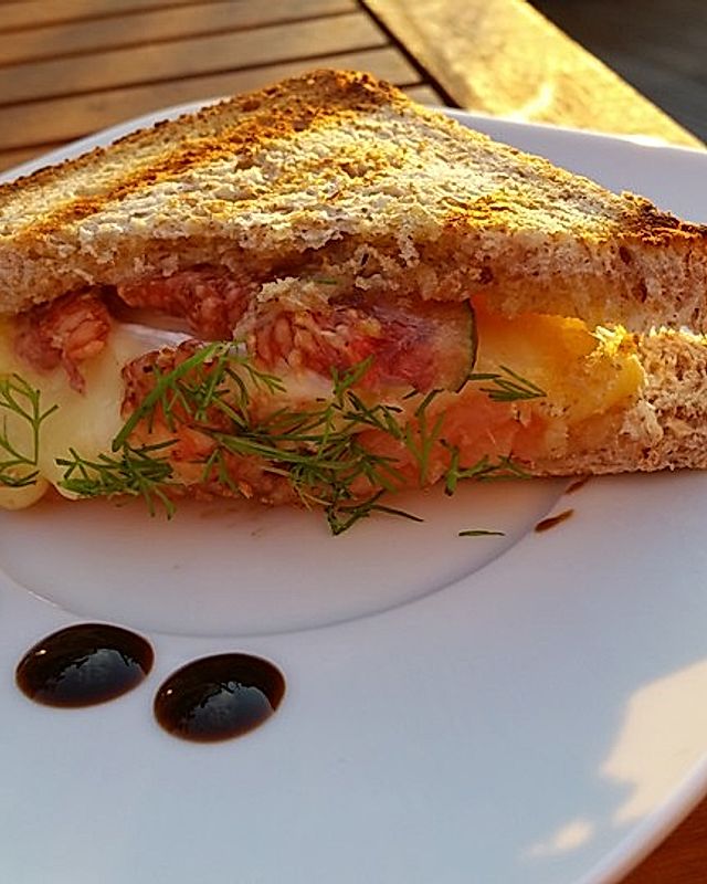 Lachs-Sandwich mit Camembert und Feigen