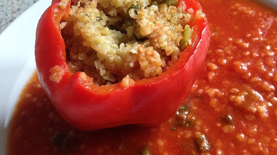 Gefüllte Paprika mit Bulgur und Tomatensoße von bettyboou| Chefkoch